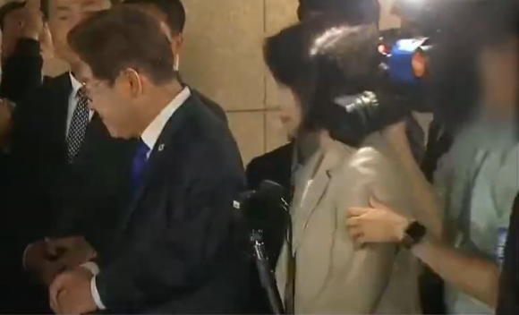 종합편성채널 MBN이 취재 과정에서 이재명 대통령 부인 김혜경 여사를 밀친 데 대해 사과의 뜻을 전했다. 사진은 한 영상 기자가 지난 3일 인천시 계양구 사저 밖에서 지지자들과 인사를 나누고 있는 김혜경 여사를 밀치고 가는 모습. [사진=YTN 보도화면 캡처]