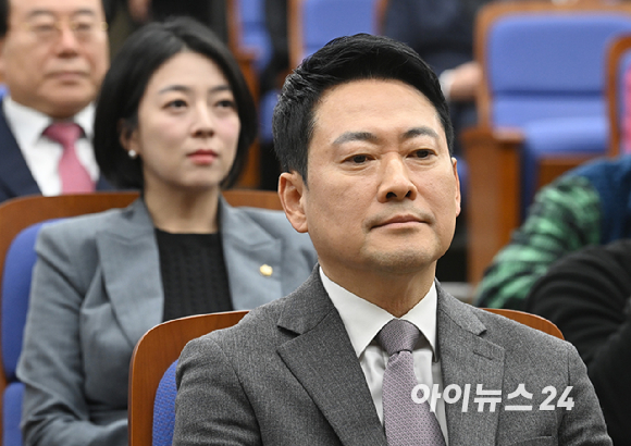 국민의힘 장동혁 대표와 배현진 의원이 23일 서울 여의도 국회에서 열린 의원총회에서 악수를 하고 있다. [사진=곽영래 기자]