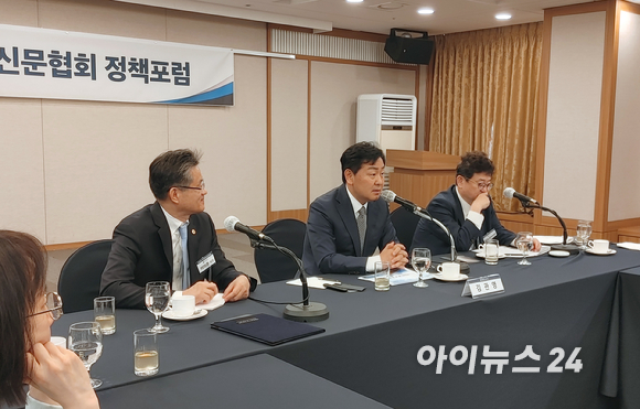 김관영 전북도지사가 10일 오전 서울 중구 한국프레스센터에서 열린 한국인터넷신문협회 정책포럼에서 '전북특별자치도 시대를 위한 도전'을 주제로 강연하고 있다. [사진=정소희 기자]