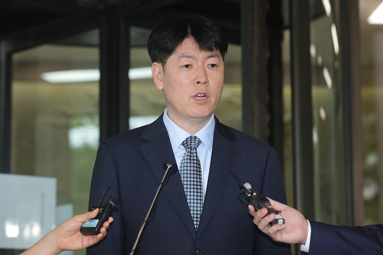 윤석열 전 대통령의 고위공직자범죄수사처(공수처) 체포방해 등 혐의 사건 상고심 선고기일인 9일 서울역에서 시민들이 관련 방송을 지켜보고 있다. 이날 대법원 3부(주심 이숙연 대법관)는 윤 전 대통령에게 징역 7년을 선고한 원심판결을 확정했다. 2026.7.9 [사진=연합뉴스]