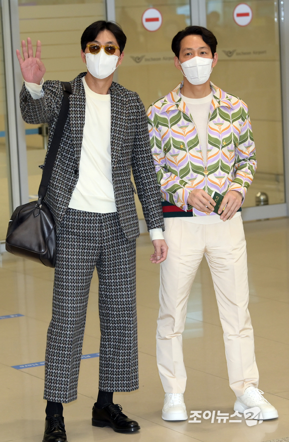한국인 최초로 美 에미상 주연상을 수상한 배우 이정재(오른쪽)와 배우 정우성이 18일 오후 인천국제공항을 통해 입국하고 있다. [사진=정소희 기자]