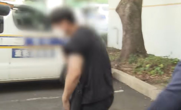 30대 장미란 씨와 60대 남성 등에 대한 실종 신고를 허위로 종결한 혐의를 받는 제주 경찰관이 석방된 뒤 유족들의 울분을 뒤로 하고 자리를 떠났다. 사진은 지난 24일 제주 동부경찰서를 떠나고 있는 부모 경장. [사진=MBC 유튜브]