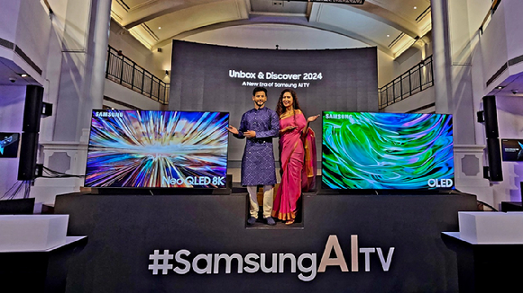 17일(현지시간) 인도 벵갈루루에 위치한 삼성오페라하우스에서 열린 2024년형 TV 신제품 공개 행사에서 모델이 2024년형 Neo QLED 8K와 삼성 OLED를 소개하고 있다. [사진=삼성전자]