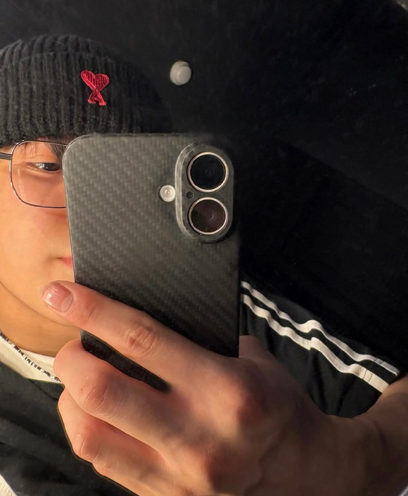 가수 정동원이 공개한 힙한 느낌의 셀카가 팬들의 눈길을 끌고 있다. 사진은 정동원이 공개한 사진. [사진=정동원 인스타그램]