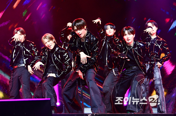 그룹 누에라가 26일 오후 서울 한남동 블루스퀘어에서 열린 누에라(NouerA) 'Chapter: New is Now' 데뷔 쇼케이스에 참석해 타이틀곡 'N.I.N(New is Now)' 무대를 선보이고 있다. [사진=정소희 기자]