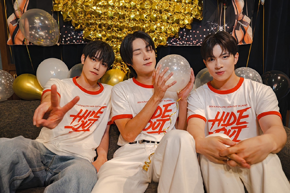 엔플라잉 차훈, 이승협, 유회승이 '2024 N.Flying LIVE "HIDE-OUT" IN JAPAN'에서 포즈를 취하고 있다. [사진=FNC엔터테인먼트]