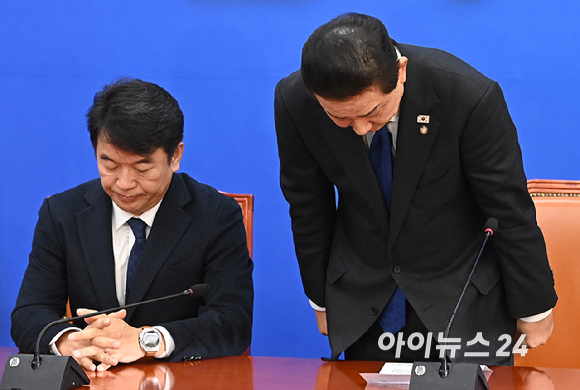 김병기 더불어민주당 원내대표가 30일 서울 여의도 국회에서 열린 원내대책회의에 사퇴의사를 밝히고 있다. [사진=곽영래 기자]