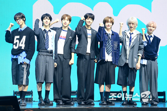 그룹 아이딧이 15일 오후 서울 광진구 광장동 예스24라이브홀에서 아이딧(IDID) 첫 번째 미니 앨범 '아이 디드 잇.(I did it.)' 발매 기념 데뷔 쇼케이스에 참석하고 있다. [사진=정소희 기자]