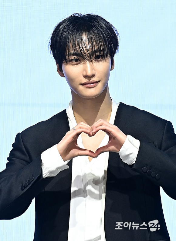 에이티즈 성화가 5일 오후 서울 여의도 페어몬트 엠버서더 서울에서 열린 미니 13집 '골든 아워 : 파트 4(GOLDEN HOUR : Part.4)' 발매 기념 기자간담회에서 포즈를 취하고 있다. [사진=곽영래 기자]