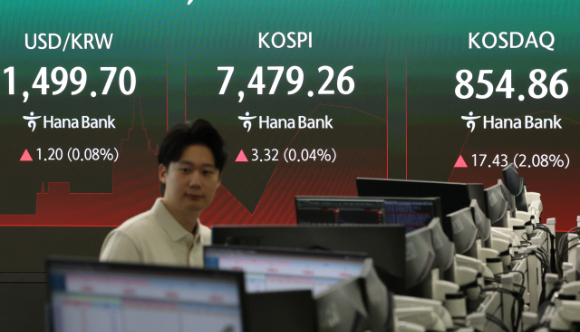 13일 서울 중구 하나은행 본점 딜링룸 [사진=연합뉴스]