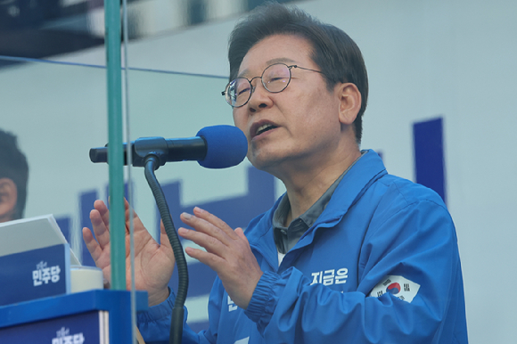이재명 더불어민주당 대선 후보가 1일 부산시 부산역광장에서 시민들을 향해 지지를 호소하고 있다. 2025.6.1 [사진=연합뉴스]