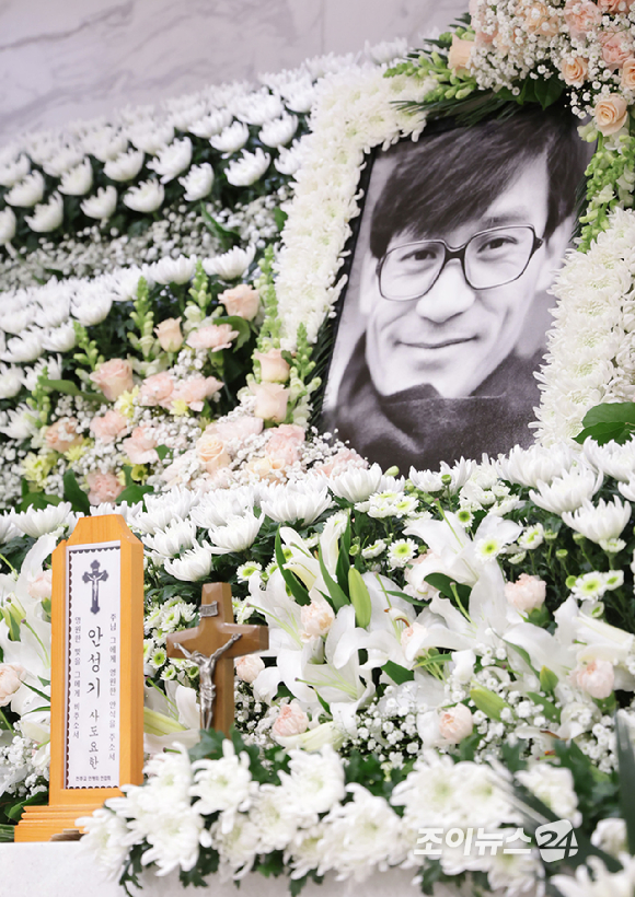 5일 별세한 '국민 배우' 고(故) 안성기의 빈소가 서울성모병원 장례식장에 마련됐다. 향년 74세. 이재명 대통령의 근조화환의 모습. [사진=사진공동취재단]