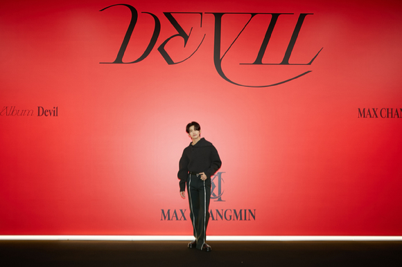 최강창민이 13일 새 미니앨범 'Devil' 발매 기념 기자간담회에서 포즈를 취하고 있다. [사진=SM엔터테인먼트]