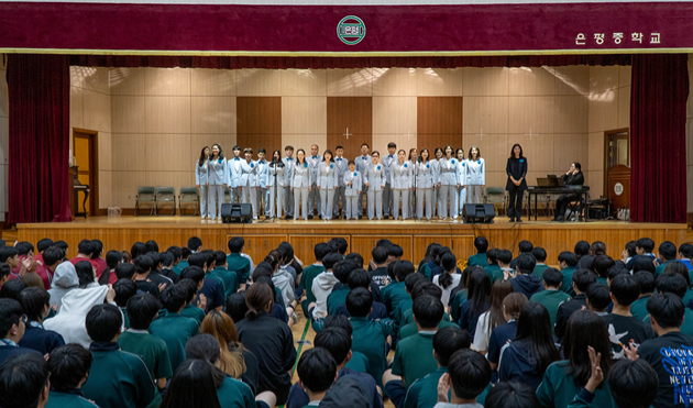 코웨이 물빛합창단이 서울 은평중학교에서 학생들을 대상으로 합창 공연을 선보이고 있다. [사진=코웨이]