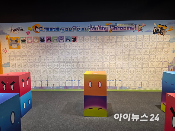 붕괴 스타레일 전시장 구역 5 메인 영상관. 3년간의 여정을 담은 영상이 나오고 있다. [사진=곽민구 기자]