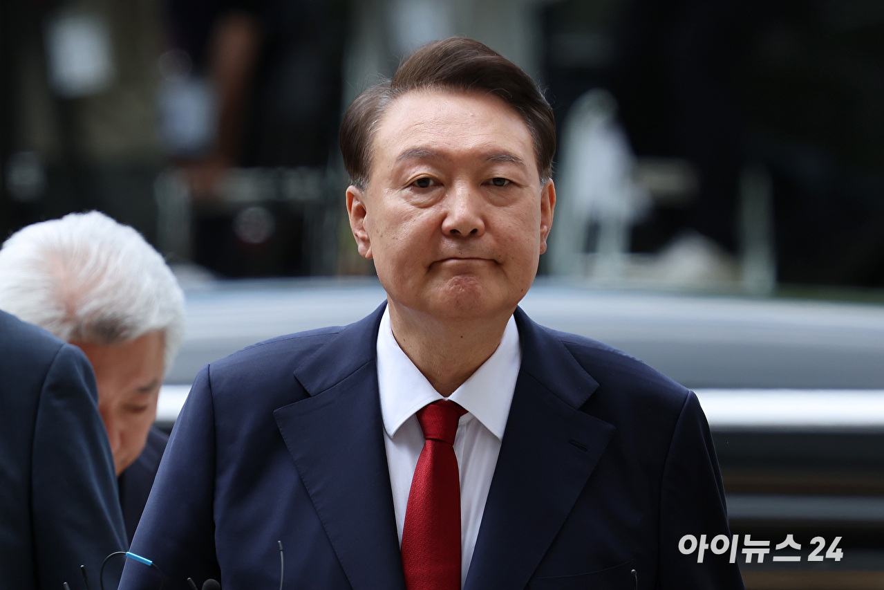 12&middot;3 비상계엄과 관련해 특검의 수사를 받는 윤석열 전 대통령이 두 번째 구속 전 피의자 심문(영장실질심사)을 받기 위해 지난 7월 9일 오후 서울 서초구 중앙지법으로 출석하고 있다. [사진=사진공동취재단]