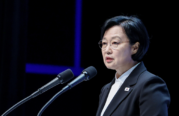 한성숙 국무총리가 3일 서울 종로구 세종문화회관에서 열린 제4358주년 개천절 경축식에서 경축사를 하고 있다. [사진=연합뉴스]