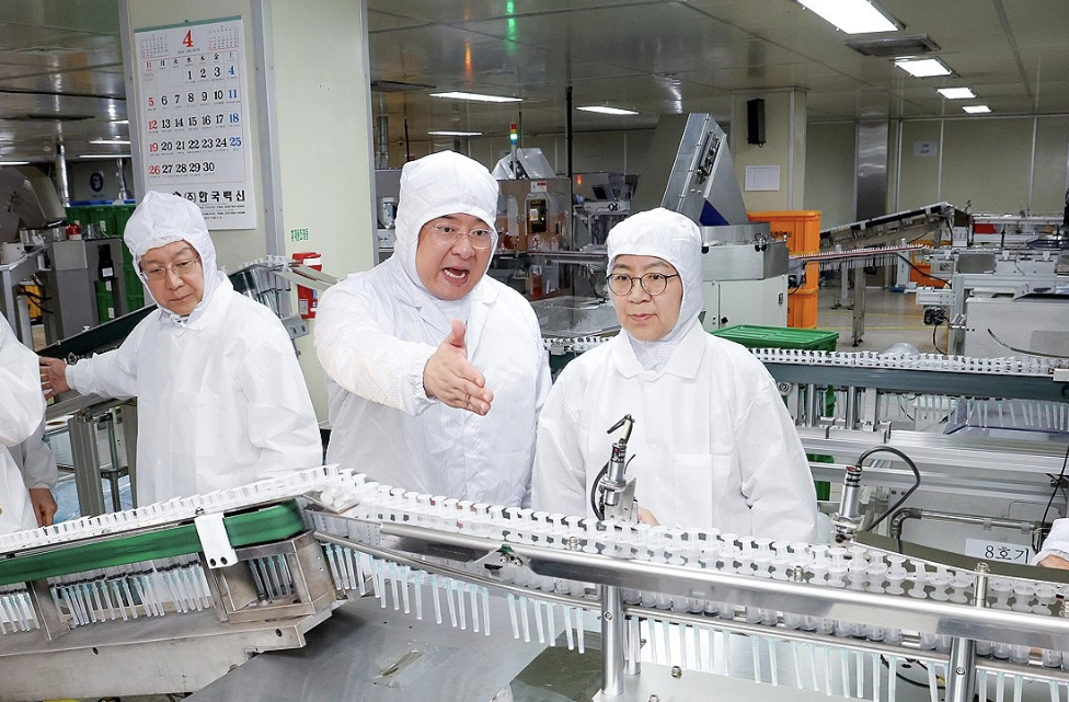 정은경 보건복지부 장관이 15일 경기 안산시 단원구 한국백신에서 중동전쟁 대응 주사기 공급망 구축 협약식을 마치고 주사기 생산라인을 살펴보고 있다. 2026.4.15 [사진=연합뉴스]