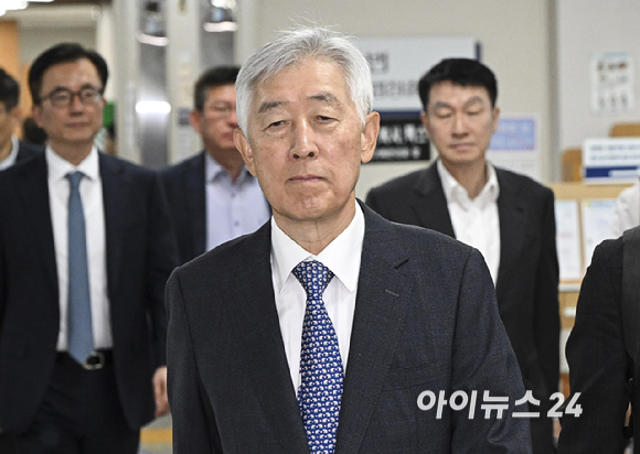 급식 일감 몰아주기로 계열사 삼성웰스토리를 부당 지원한 혐의를 받는 최지성 전 삼성전자 미래전략실장이 11일 서울 서초구 서울중앙지방법원에서 법정으로 향하고 있다. [사진=사진공동취재단 ]
