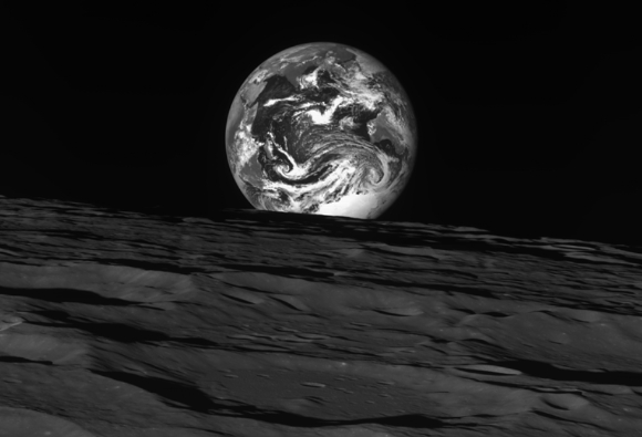 다누리가 지난해 12월 28일 달 상공 344km에서 촬영한 지구와 달. [사진=항우연]