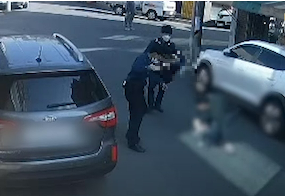  남성 A씨가 지난 5월10일 대구 동구의 한 골목길에서 술에 취해 흉기 난동을 부리고 있다. [사진=경찰청 공식 SNS 캡처]