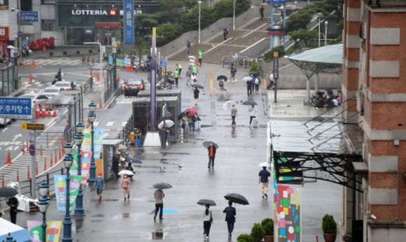 서울역 광장에서 우산을 쓴 시민들이 길을 걷고 있다. [사진=뉴시스]