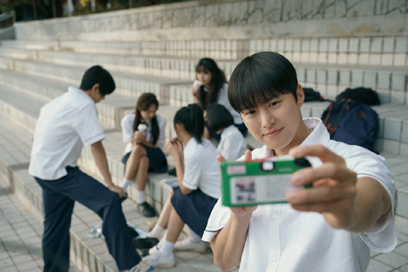 배우 공명과 신은수가 넷플릭스 영화 '고백의 역사'에서 열연하고 있다. [사진=넷플릭스]