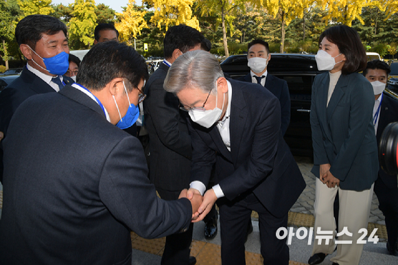 이재명 더불어민주당 대통령 후보와 부인 김혜경 씨가 2일 오후 서울 송파구 올림픽공원 체조경기장에서 제20대 대통령선거 선거대책위원회 출범식에 앞서 당 관계자들과 악수하고 있다.[사진=국회사진취재단]