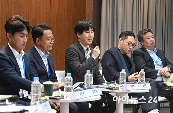 '제6회 아이뉴스24 금융정책포럼'이 '디지털자산기본법 이후, 한국 가상자산 시장의 새로운 질서'를 주제로 18일 서울 중구 은행회관 국제회의실에서 열렸다. 조재우 한성대학교 사회과학부 부교수(한성대블록체인연구소장)가 패널토론에 참석해 발언하고 있다. [사진=곽영래 기자]