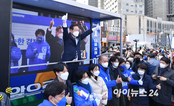 이재명 더불어민주당 대선 후보가 8일 오후 경기도 고양시 일산시장 앞에서 열린 '고양시를 위해! 고양시민을 위해!' 고양 유세에서 참석자들과 사진 촬영을 하고 있다. [사진=김성진 기자]