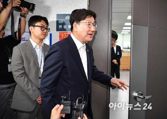 권성동 국민의힘 의원이 18일 자신의 의원실 앞에서 특검의 압수수색 관련 입장을 밝히고 있다. [사진=곽영래 기자]