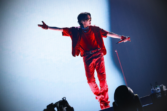 제이홉이 일본 교세라 돔 오사카에서 ‘j-hope Tour ‘HOPE ON THE STAGE’ in JAPAN’을 개최하고 무대를 선보이고 있다. [사진=빅히트뮤직]