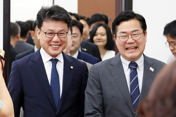 더불어민주당 박찬대 대표 직무대행 겸 원내대표와 진성준 정책위의장(왼쪽)이 10일 서울 여의도 국회에서 열린 현 원내지도부의 마지막 원내대책회의에 참석하며 환하게 웃고 있다. 2025.6.10 [사진=연합뉴스]