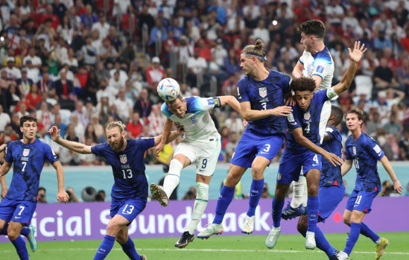 잉글랜드 해리 케인(왼쪽에서 세 번째)이 26일(한국시간) 열린 2022 카타르월드컵 B조 조별리그 2차전 미국과 경기 세트 피스 상황에서 헤더를 시도하고 있다. 잉글랜드는 미국과 0-0으로 승부를 가리지 못했다. [사진=뉴시스]