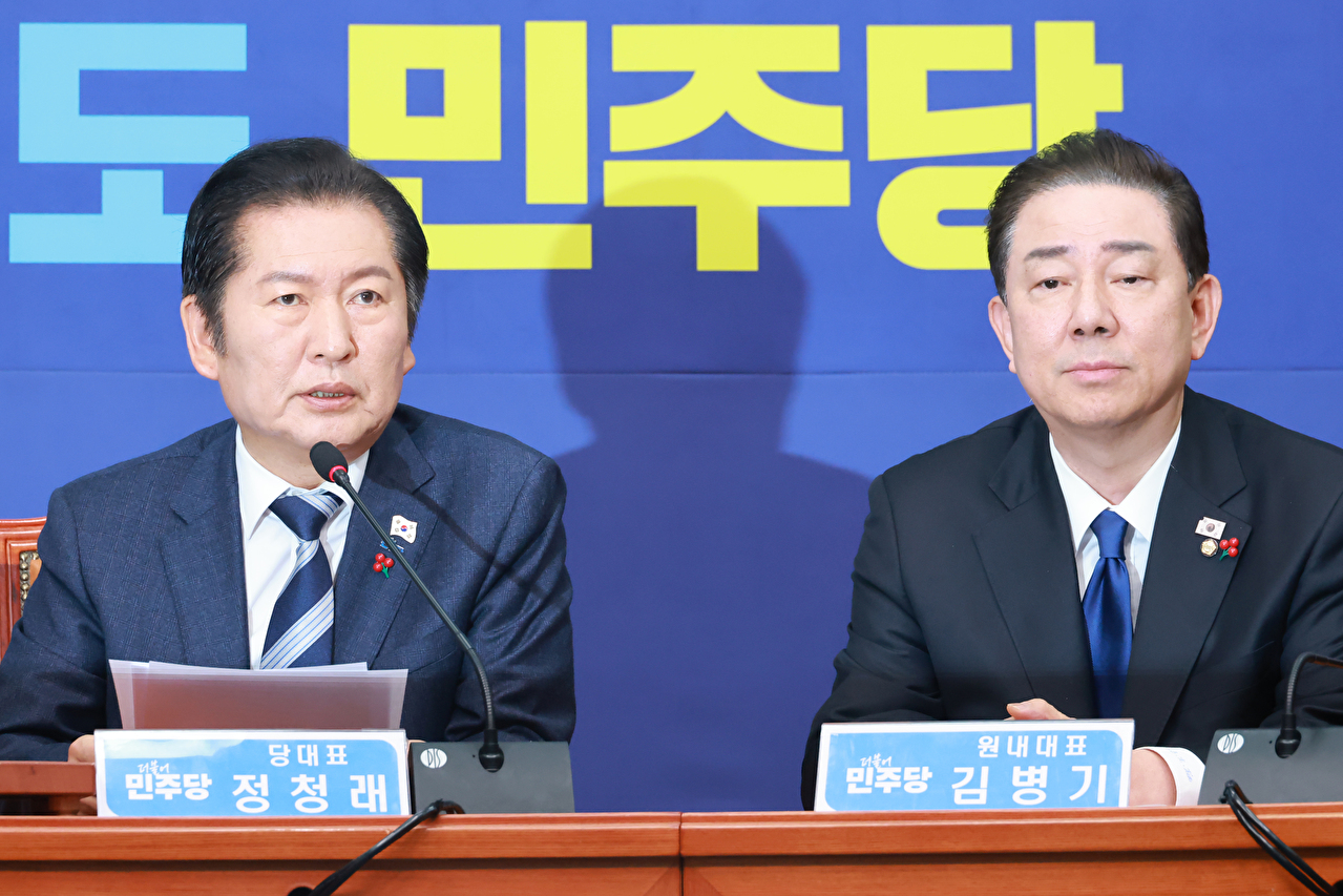 신현우 기자 = 더불어민주당 정청래 대표가 24일 국회에서 열린 최고위원회의에 참석해 발언하고 있다. 오른쪽은 김병기 원내대표. 2025.12.24 [사진=연합뉴스]