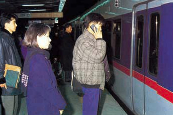 1995년 6월 12일 '정보통신 전시관 행사'에서 경상현 전 정보통신부 장관이 CDMA 시험통화를 하고 있는 모습 [사진=SKT]