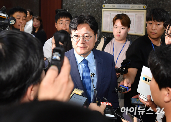 홍익표 더불어민주당 신임 원내대표가 26일 국회에서 열린 제4기 원내대표 보궐선거 의원총회를 마친 뒤 취재진과 대화하고 있다. [사진=곽영래 기자]