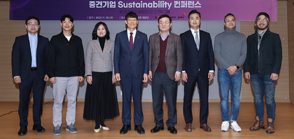 29일 상장회사회관에서 열린 '제1회 중견기업 Sustainability 컨퍼런스'에서 고승범(왼쪽부터) CTR그룹 상무, 강상우 CTR그룹 부회장, 홍지윤 삼일PwC 전무, 최희문 한국중견기업연합회 전무, 최영일 와이지원 이사, 김민교 빅웨이브로보틱스 대표이사, 성민수 아이브 대표이사, 이주환 스윗코리아 대표이사​가 기념촬영을 하고 있다. [사진=중견기업연합회]