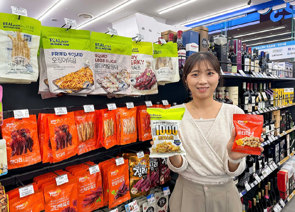 GS25는 초저가 PB 상품인 리얼프라이스 스낵 2종과 유어스 견과안주 3종을 선보인다. [사진=GS25]