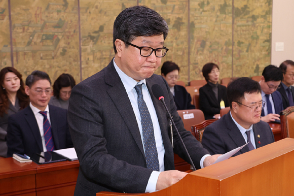 편장완 한국예술종합학교 총장이 28일 서울 여의도 국회에서 열린 문화체육관광위원회 전체회의에서 학교폭력 가해자 기록이 있는 수험생이 합격한 것과 관련해 현안보고를 하고 있다. 2025.11.28 [사진=연합뉴스]