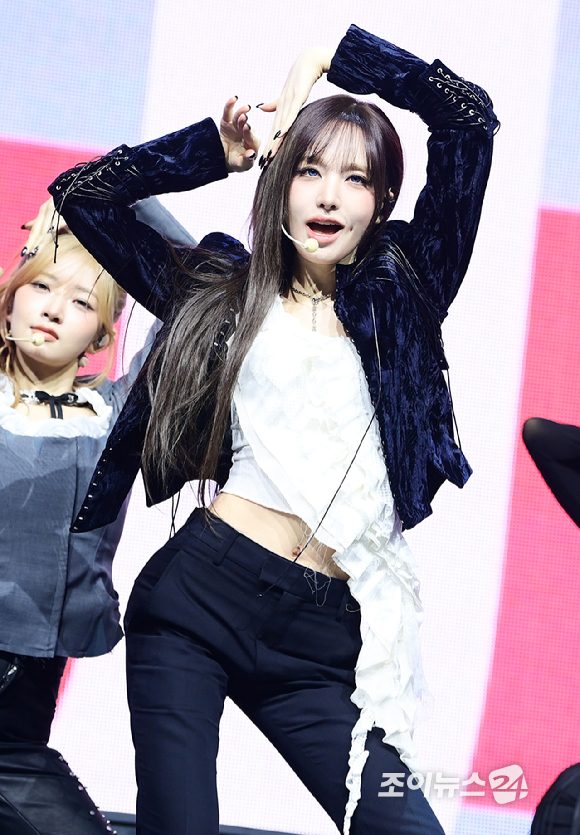 그룹 아이브 리즈가 23일 오후 서울 광진구 광장동 예스24라이브홀에서 열린 아이브(IVE) 정규 2집 '리바이브 플러스'(REVIVE+) 발매 기념 쇼케이스에서 '블랙홀' 무대를 선보이고 있다. [사진=정소희 기자]