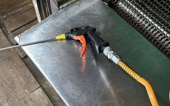 외국인 노동자에게 산업용 에어건을 분사해 장기 파열 등 부상을 입힌 사업체 대표가 결국 구속됐다. 사진은 해당 에어건. [사진=피해자 변호사 측 제공]