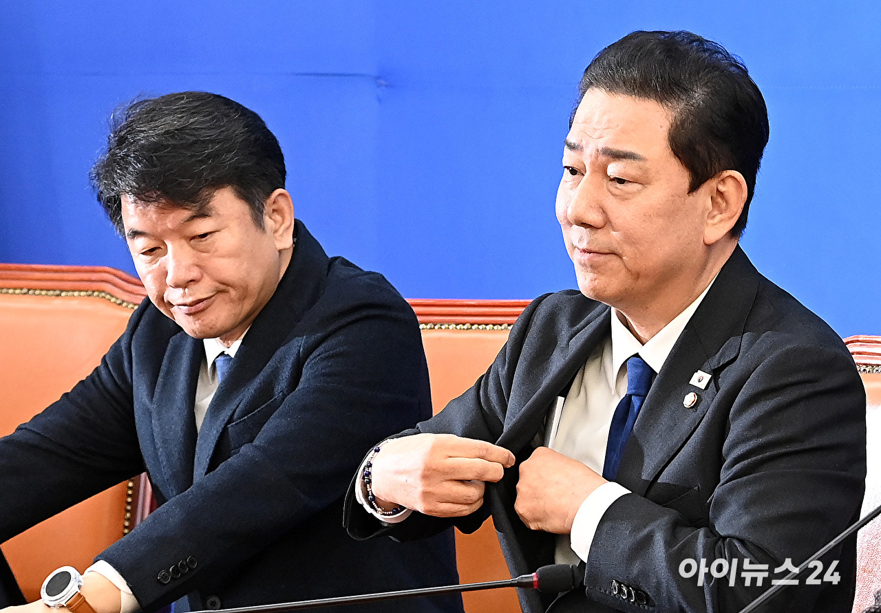 김병기 더불어민주당 원내대표가 지난해 12월 30일 서울 여의도 국회에서 열린 원내대책회의에 사퇴의사를 밝히고 있다. [사진=곽영래 기자]