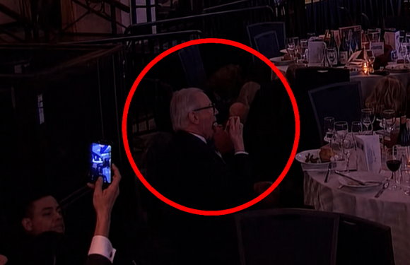 25일(현지시간) 미국 백악관 출입기자단 연례 만찬 행사장에서 총격 사건이 발생한 뒤 마이클 글랜츠가 '부라타 샐러드'를 먹고 있다. [사진=CNN]