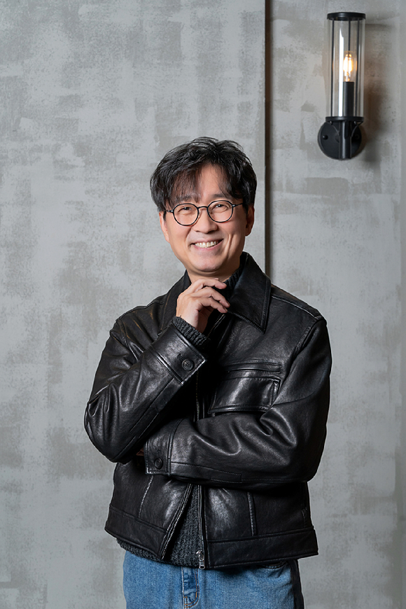 장항준 감독이 영화 '왕과 사는 남자' 인터뷰에 앞서 포즈를 취하고 있다. [사진=(주)쇼박스]