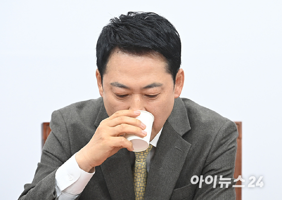 장동혁 국민의힘 대표가 19일 서울 여의도 국회에서 열린 최고위원회의에서 물을 마시고 있다. [사진=곽영래 기자]