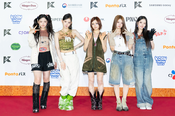 그룹 키키가 지난 11일 일본 지바현 마쿠하리 멧세에서 개최된 '케이콘 재팬 2025(KCON JAPAN 2025)' 레드카펫 행사에서 포즈를 취하고 있다. [사진=CJ ENM]