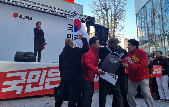 국민의힘 장동혁 대표가 29일 오후 대전 중구 으능정이 거리에서 열린 '국민의힘 민생회복 법치수호 국민대회'에 참석해 발언하고 있다. 2025.11.29 [사진=연합뉴스]