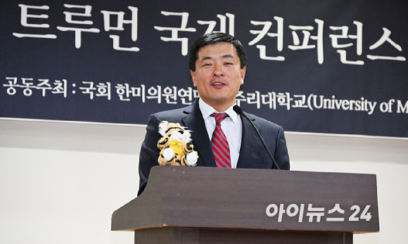 송석준 국민의힘 의원(한미의원연맹 이사)와 정대철 헌정회장, 최문영 미국 미주리대학교 전교 총장, 로드 그레이브 미주리대 이사회 의장, 존 패터슨 미주리주 하원 의장 등이 24일 서울 여의도 국회 의원회관에서 열린 '제16회 해리 트루먼 국제 컨퍼런스'에서 기념 촬영을 하고 있다. 올해로 16번째를 맞은 콘퍼런스는 한국전쟁 당시 미주리주 출신 미국 제33대 대통령 해리 트루먼의 한미 관계와 우호 증진에 기여한 업적을 기리기 위한 국제회의로 한국과 미국 미주리대학에서 2년에 한 번씩 교차로 개최됐다. 국회 한미의원연맹과 미주리대학의 공동개최로 열린 올해 컨퍼런스에서 '변화, 혁신, 미래를 향한 한미 협력'을 주제로 민주주의 발전과 원자력, 인공지능(AI) 등 한미 과학기술 등이 논의됐다. [사진=사진공동취재단]