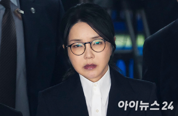 취임 이후 첫 국외 순방에 나선 윤석열 전 대통령과 부인 김건희 씨가 지난 2022년 스페인 마드리드로 향하는 공군 1호기 기내에서 취재진과 인사하고 있다. [사진=연합뉴스]